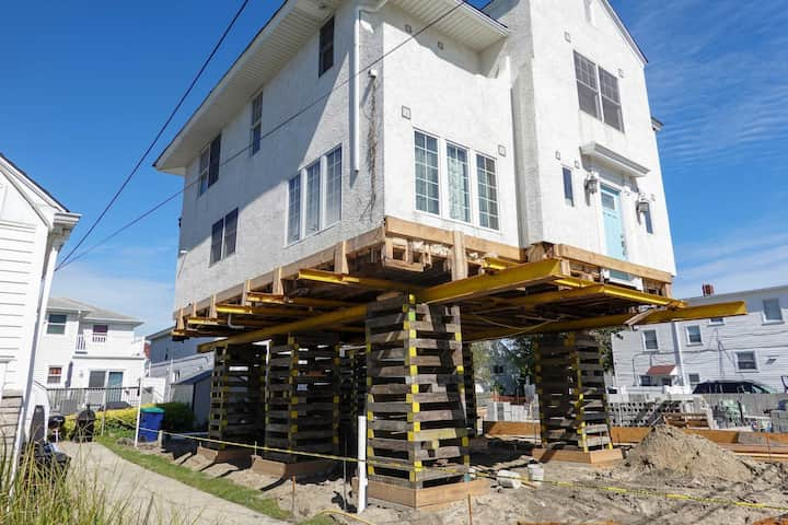 Located in Gainesville, Florida, we are a company that specializes in house lifting, small distance house moving, piles and foundations.